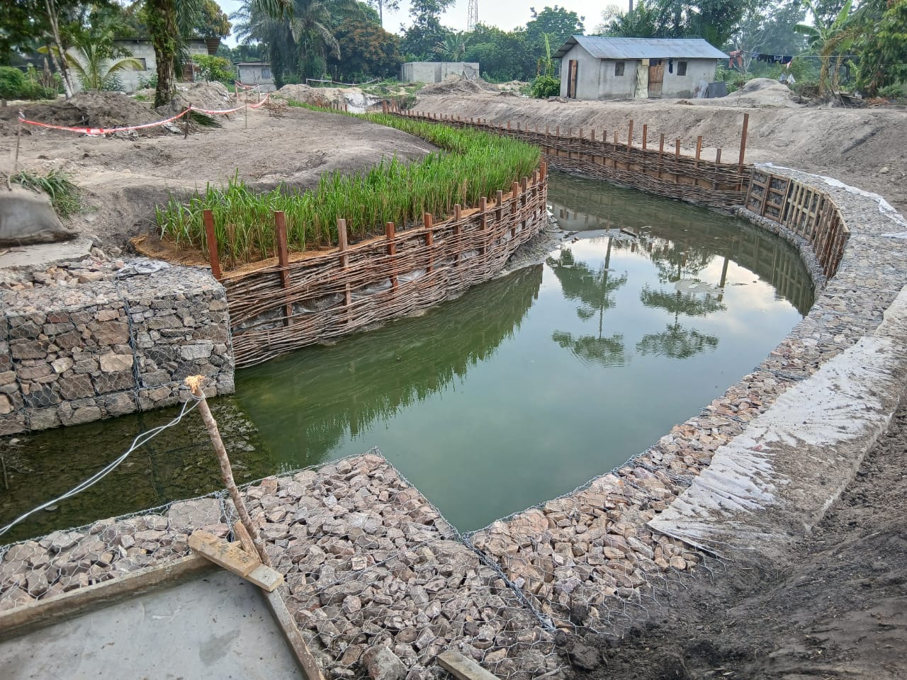 Ouvrage et berges aménagés sur la rivière Ipombo à Owando