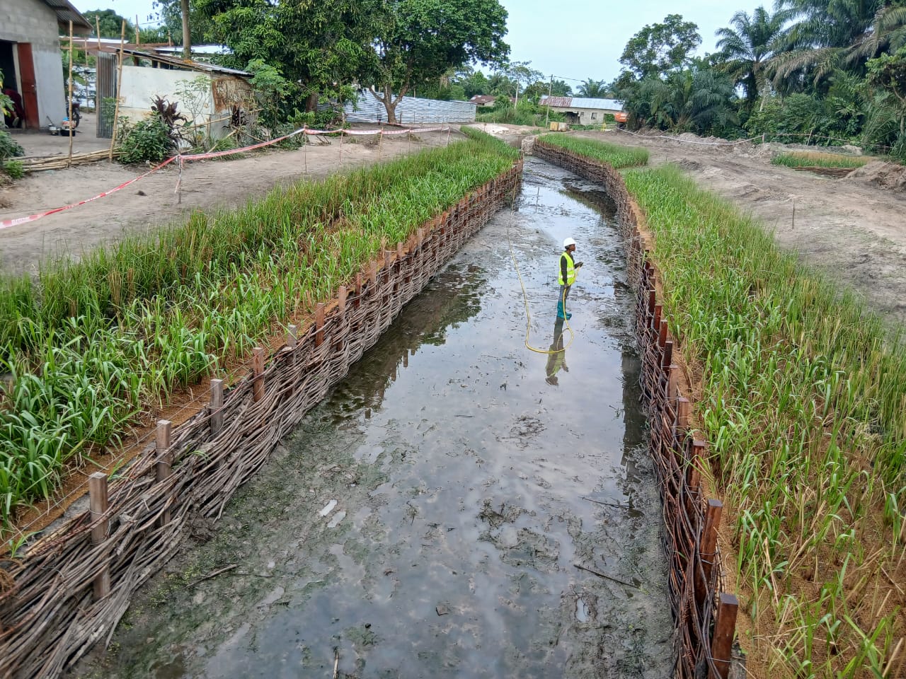 Berges végétalisées et aménagées le long de la rivière Ipombo à Owando