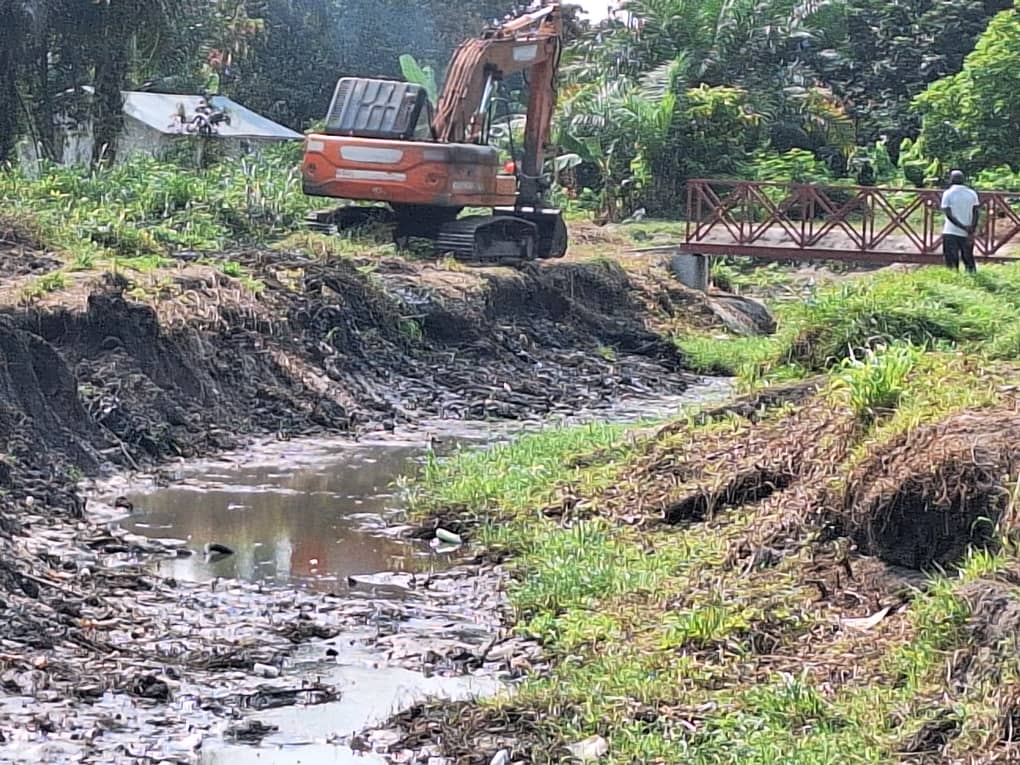 Pelle mécanique pendant le terrassement de la rivière Ipombo